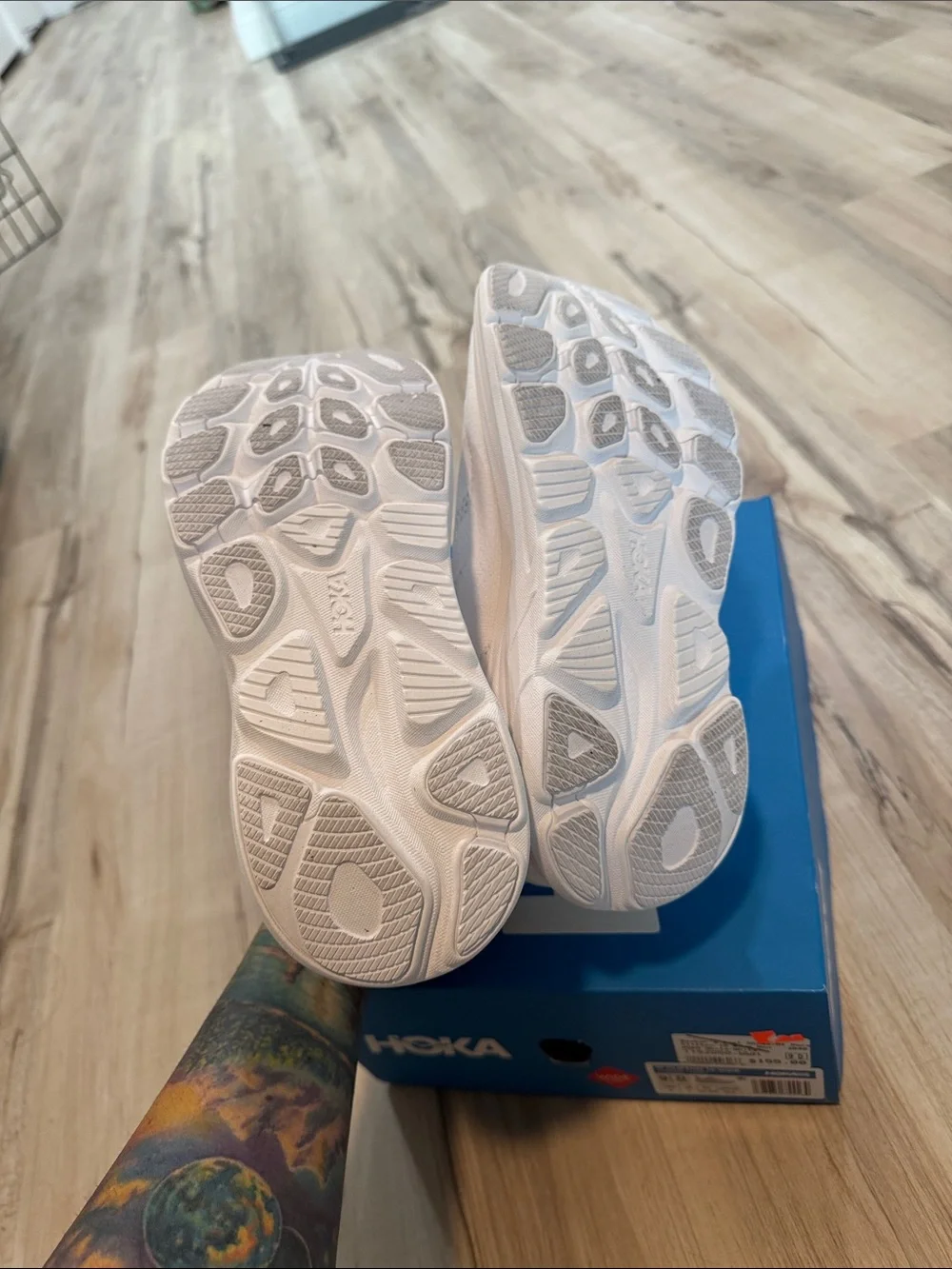 NEW Womens Hoka Clifton 10 sz. 9 WIDE